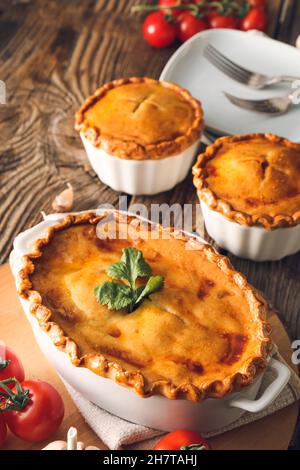 Gustose torte di manzo al piatto sul tavolo Foto Stock