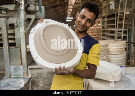 Dhaka, Dhaka, Bangladesh. 25 Nov 2021. L'industria della ceramica, un importante collegamento all'indietro del settore delle costruzioni, deve ancora rimbalzare completamente dagli shock della pandemia del Covid-19.anche se vi è stato qualche miglioramento dopo la chiusura del coronavirus, L'industria della ceramica non è riuscita a girare in quanto il settore delle costruzioni non si è completamente ripreso.gli addetti all'industria affermano che la domanda di prodotti ceramici in patria e all'estero è diminuita durante la pandemia del Covid-19. Inoltre, anche le esportazioni dei prodotti sono diminuite. Dopo tutto, questo settore sta cercando di entrare nel bef Foto Stock