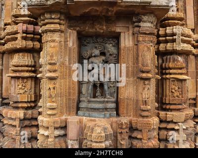 Scultura in pietra di Varaha o avatar del cinghiale di Lord Vishnu nella nicchia di Parswadebata sul Tempio di Ananta Vasudeva. Dedicato a Lord Krishna, costruito in t Foto Stock