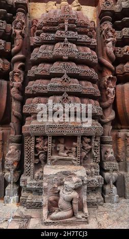 Sculture in pietra sul tempio Vimana di Rajarani. 11 ° secolo in stile Odisha costruito arenaria rossa e gialla, Bhubaneswar, Odisha, Indi Foto Stock