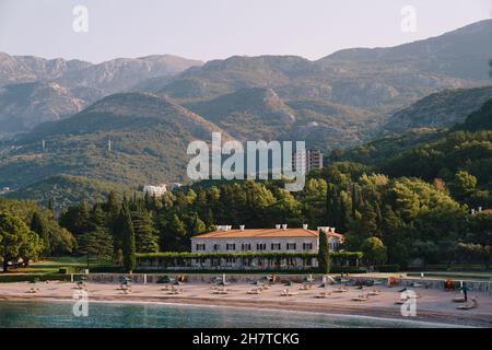 Vista dalla baia ai lettini sulla spiaggia di Villa Milocer. Montenegro Foto Stock