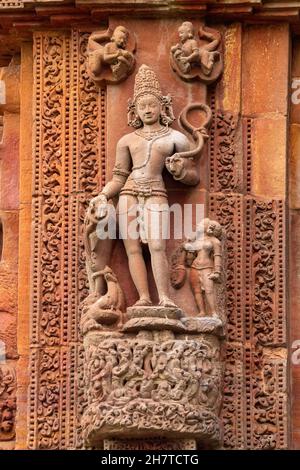 Lord Varuna scultura in pietra scolpita sul muro del tempio Rajarani. Tempio in stile Odisha del 11th secolo. Bhubaneshwar, Odisha, India Foto Stock