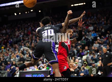 Sacramento, California, Stati Uniti. 24 novembre 2021. Sacramento Kings Center Damian Jones (30) pressioni Portland Trail Blazers guardia Damian Lillard (0) durante una partita al Golden 1 Center mercoledì 24 novembre 2021, a Sacramento. (Credit Image: © Paul Kitagaki Jr./ZUMA Press Wire) Foto Stock