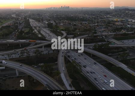 Una vista aerea del traffico sulla California state Route 60 e l'Interstate 710 interscambio autostradale con lo skyline del centro come sfondo, mercoledì, Foto Stock