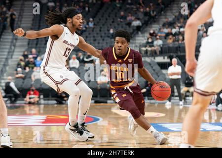 Nel Michigan centrale Chippewas guardia Jermaine Jackson Jr. (10) guida contro la guardia dei cavalieri Bellarmine Dylan Penn (13) durante una partita di pallacanestro NCAA, Tues Foto Stock