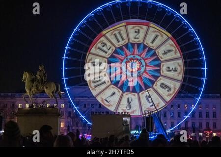 Lione (Francia), 8 dicembre 2016. Proiezioni e illuminazione della ruota grande sul posto Bellecour. Foto Stock