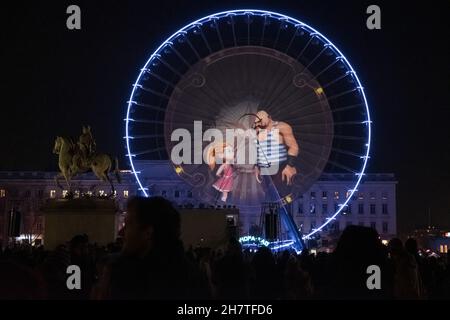 Lione (Francia), 8 dicembre 2016. Proiezioni e illuminazione della ruota grande sul posto Bellecour. Foto Stock