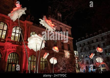 Lione (Francia), 8 dicembre 2016. Festival delle luci di fronte al Palais de la Bourse con un bouquet gigante di fiori. Foto Stock