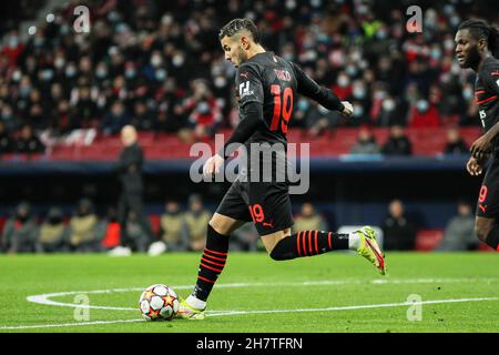 Madrid, Spagna. 24 novembre 2021. Theo Hernandez di Milano durante la UEFA Champions League, partita di calcio del Gruppo B tra Atletico de Madrid e AC Milano il 24 novembre 2021 allo stadio Wanda Metropolitano di Madrid, Spagna - Foto: IRH/DPPI/LiveMedia Credit: Independent Photo Agency/Alamy Live News Foto Stock