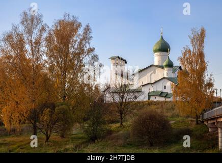 Antica Chiesa dell'Epifania da Zapskovye in un parco autunnale, Pskov, Russia Foto Stock