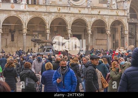 cremona festa del torrone folla in piazza del duomo Foto Stock