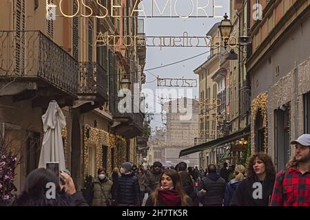 cremona festa del torrone luminarie vie del centro con turisti da vicino Foto Stock