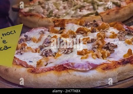 cremona festa del torrone vetrina con pizza al primo piano Foto Stock