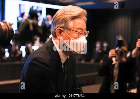 Seul, Corea del Sud. 24 novembre 2021. Lee Jae-Myung, sotto il partito democratico come candidato presidenziale, è visto durante una conferenza stampa alla Federazione coreana delle PMI (KBIZ) a Seoul. Credit: SOPA Images Limited/Alamy Live News Foto Stock