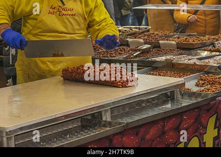 cremona festa del torrone preparazione artigianale del croccante alle mandarle Foto Stock