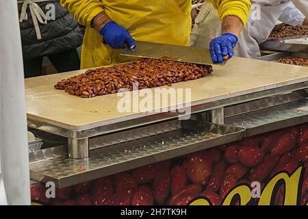 cremona festa del torrone preparazione artigianale del croccante alle mandarle fase 3 Foto Stock