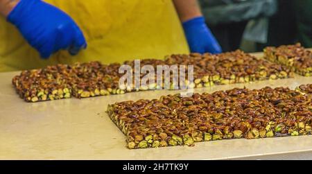 cremona festa del torrone taglio del coccantante ai pistacchi tagliato primo piano Foto Stock