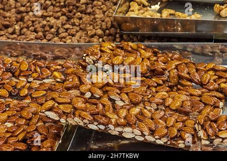 cremona festa del torrone taglio del coccantante alle mandorle primo piano altra vista Foto Stock