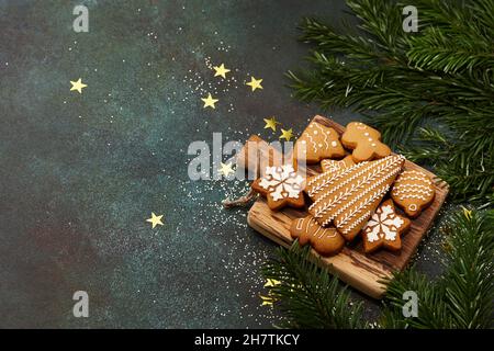 Biscotti di pan di zenzero di Natale con decorazioni di abete Foto Stock