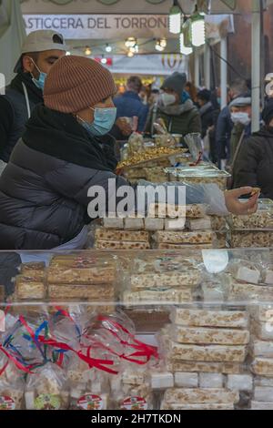 cremona festa del torrone deambuante che porge un saggio Foto Stock