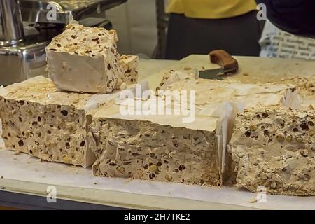 cremona festa del torrone blocchi di torrone sulla bancarella Foto Stock