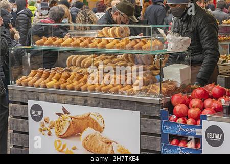 cremona festa del torrone venditore di dolciumi Foto Stock