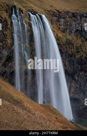 Seljalandfoss cascata in Islanda lunga esposizione con percorso escursionistico Foto Stock