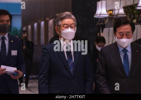 Seul, Corea del Sud. 24 novembre 2021. Il candidato presidenziale del Partito democratico Lee Jae-Myung arriva alla Federazione coreana delle PMI (KBIZ) a Seoul per una conferenza stampa. (Foto di Simon Shin/SOPA Images/Sipa USA) Credit: Sipa USA/Alamy Live News Foto Stock