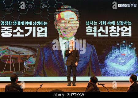 Seul, Corea del Sud. 24 novembre 2021. Lee Jae-Myung, sotto il partito democratico come candidato presidenziale, ha tenuto il suo discorso durante una conferenza stampa alla Federazione coreana delle PMI (KBIZ) a Seoul. (Foto di Simon Shin/SOPA Images/Sipa USA) Credit: Sipa USA/Alamy Live News Foto Stock