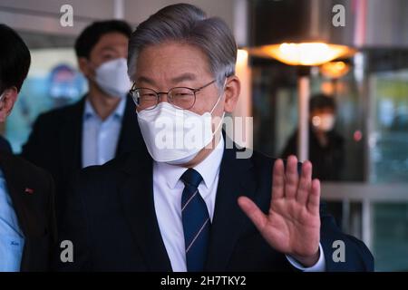 Seul, Corea del Sud. 24 novembre 2021. Il candidato presidenziale del Partito democratico Lee Jae-Myung si avvita ai suoi sostenitori dopo essere arrivato alla Federazione coreana delle PMI (KBIZ) a Seul per una conferenza stampa. (Foto di Simon Shin/SOPA Images/Sipa USA) Credit: Sipa USA/Alamy Live News Foto Stock