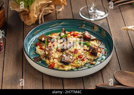 Guance di vitello gourmet con pasta di orzo Foto Stock