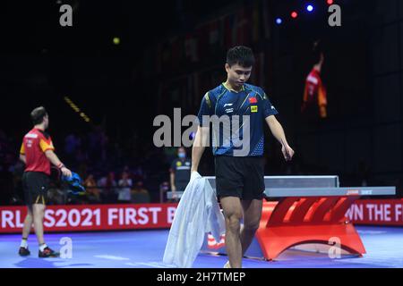 Houston. 24 novembre 2021. Zhou Qihao della Cina reagisce dopo il singolo maschile round di 64 partita tra Timo Boll della Germania e Zhou Qihao della Cina alle finali del World Table Tennis Championships 2021 a Houston, gli Stati Uniti il 24 novembre 2021. Credit: WU Xiaoling/Xinhua/Alamy Live News Foto Stock