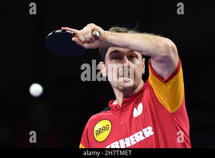 Houston. 24 novembre 2021. Timo Boll della Germania compete durante il singolo maschile round di 64 partite tra Timo Boll della Germania e Zhou Qihao della Cina alle finali dei Campionati mondiali di tennis da tavolo 2021 a Houston, gli Stati Uniti il 24 novembre 2021. Credit: WU Xiaoling/Xinhua/Alamy Live News Foto Stock