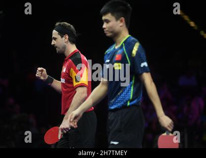 Houston. 24 novembre 2021. Timo Boll (L) della Germania festeggia dopo il singolo maschile round di 64 partite tra Timo Boll della Germania e Zhou Qihao della Cina alle finali dei Campionati mondiali di tennis da tavolo 2021 a Houston, gli Stati Uniti il 24 novembre 2021. Credit: WU Xiaoling/Xinhua/Alamy Live News Foto Stock