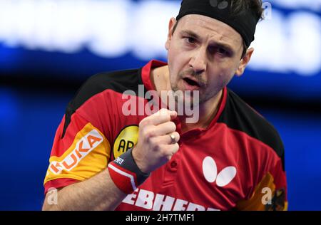 Houston. 24 novembre 2021. Timo Boll della Germania reagisce durante il singolo maschile round di 64 partita tra Timo Boll della Germania e Zhou Qihao della Cina alle finali del World Table Tennis Championships 2021 a Houston, gli Stati Uniti il 24 novembre 2021. Credit: WU Xiaoling/Xinhua/Alamy Live News Foto Stock