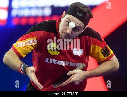 Houston. 24 novembre 2021. Timo Boll della Germania serve durante il singolo maschile round di 64 partita tra Timo Boll della Germania e Zhou Qihao della Cina alle finali dei Campionati mondiali di tennis da tavolo 2021 a Houston, gli Stati Uniti il 24 novembre 2021. Credit: WU Xiaoling/Xinhua/Alamy Live News Foto Stock