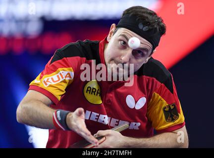 Houston. 24 novembre 2021. Timo Boll della Germania serve durante il singolo maschile round di 64 partita tra Timo Boll della Germania e Zhou Qihao della Cina alle finali dei Campionati mondiali di tennis da tavolo 2021 a Houston, gli Stati Uniti il 24 novembre 2021. Credit: WU Xiaoling/Xinhua/Alamy Live News Foto Stock