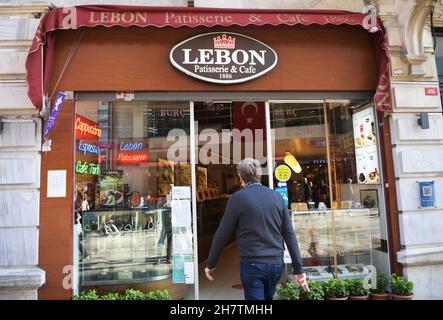 Istanbul, Turchia. 22 novembre 2021. Un cliente entra nella Lebon Patisserie a Istanbul, Turchia, 22 novembre 2021. PER ANDARE CON 'Feature: Turks difendere Istanbul storica patisserie dalla chiusura in mezzo COVID-19' Credit: Sadat/Xinhua/Alamy Live News Foto Stock