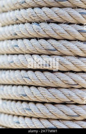 Corde nautiche legate intorno al fondo di legno Foto Stock