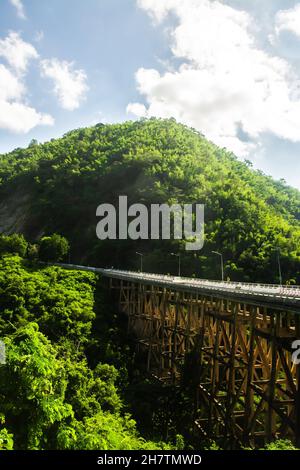 Immagine del Ponte Huai Tong (Ponte Phor Khun Pha Muang) sul cielo o montagna o valle vista a Phetchaboon Thailandia. Questo è il ponte più alto. Foto Stock