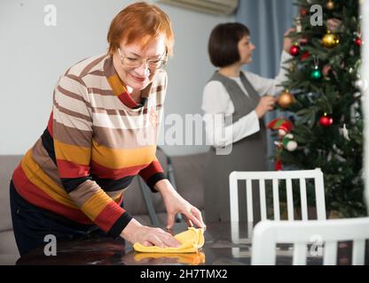 Famiglia amichevole riordino camera prima di Natale Foto Stock