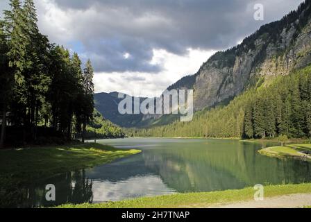 Lac de Montriond nelle Alpi francesi Foto Stock