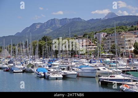 Il porto turistico di Evian-les-Bains sul Lac Leman, nell'alta Savoia della Francia Foto Stock