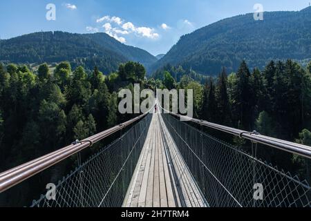 Fürgangen, Svizzera-ottobre 2021; Vista sulla lunghezza di 280 metri Goms Bridge in Vallese che, un ponte pedonale che collega i villaggi di Fürgang Foto Stock