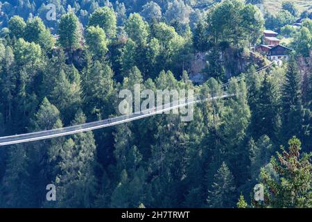 Fürgangen, Svizzera-ottobre 2021; vista ad alto angolo oltre 280 metri di lunghezza Goms Bridge in Vallese che, un ponte pedonale che collega i villaggi di Fürgangen Foto Stock