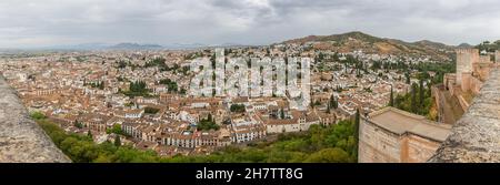 Granada Spagna - 09 14 2021: Vista aerea sul paesaggio urbano principale di Granada, vista dal palazzo della cittadella dell'Alhambra, edifici architettonici e orizzontale Foto Stock