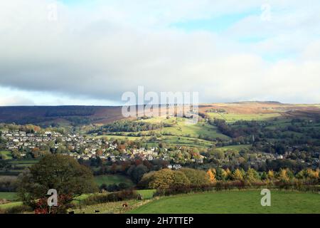 Vista su Hathersage fino a Stanage Edge da Clipper Farm, Offerton, Hope Valley, Peak District, Derbyshire, Inghilterra, Regno Unito Foto Stock