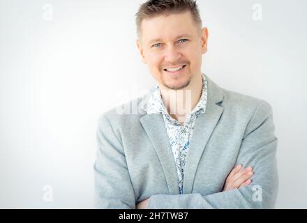 Ritratto di giovane sorridente uomo Foto Stock