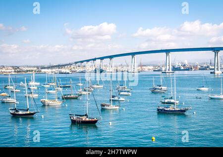 Lungomare di San Diego con barche a vela - Porto Indtrial e Ponte Coronado Foto Stock