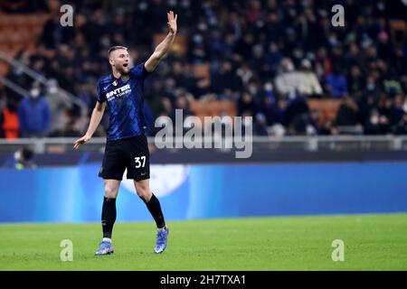 Milano, Italia. 24 novembre 2021. Milano Skriniar dei gesti del FC Internazionale durante la partita UEFA Champions League Group D tra FC Internazionale e FC Shakhtar Donetsk. Credit: Marco Canoniero/Alamy Live News Foto Stock